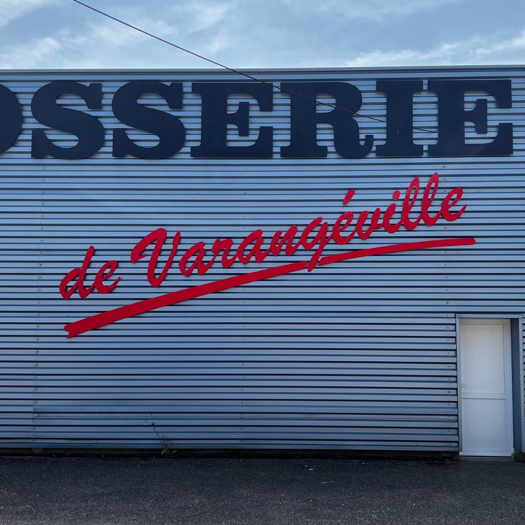 Enseigne personnalisée en lettres PVC découpées